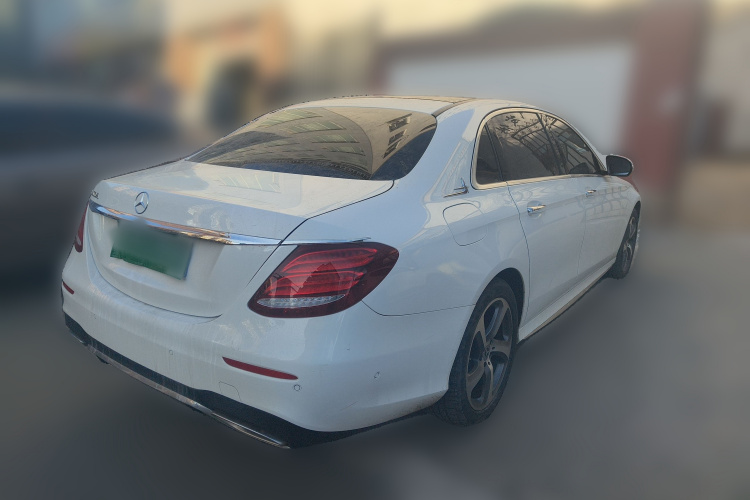 奔驰E级 2018款 E 300 L 运动时尚型车身外观7