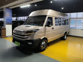 依维柯得意 2023款 2.5T A37M1长轴中顶双胎侧拉门5-9座