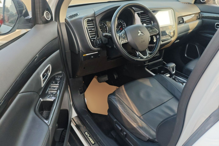 三菱 欧蓝德 2018款 2.4L 四驱豪华版 7座中控内饰20