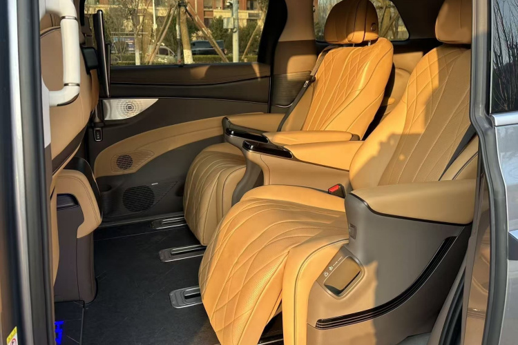 腾势D9 2022款 DM-i 970 四驱尊荣型中控内饰7003