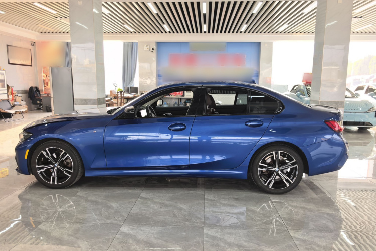 宝马3系 2022款 325i M运动曜夜套装车身外观6002