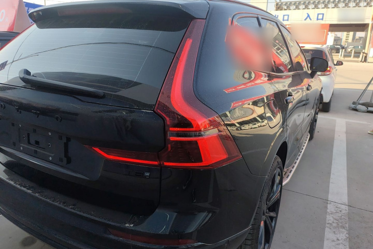 沃尔沃XC60新能源 2025款 插电式混动 长续航四驱智远极夜黑版车身外观9