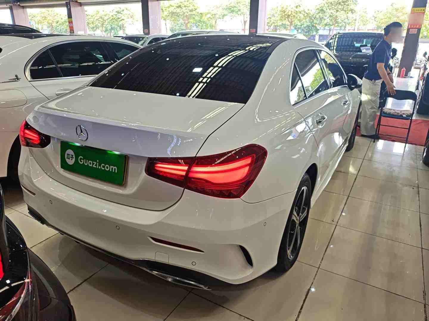 车辆右后45度外观展示