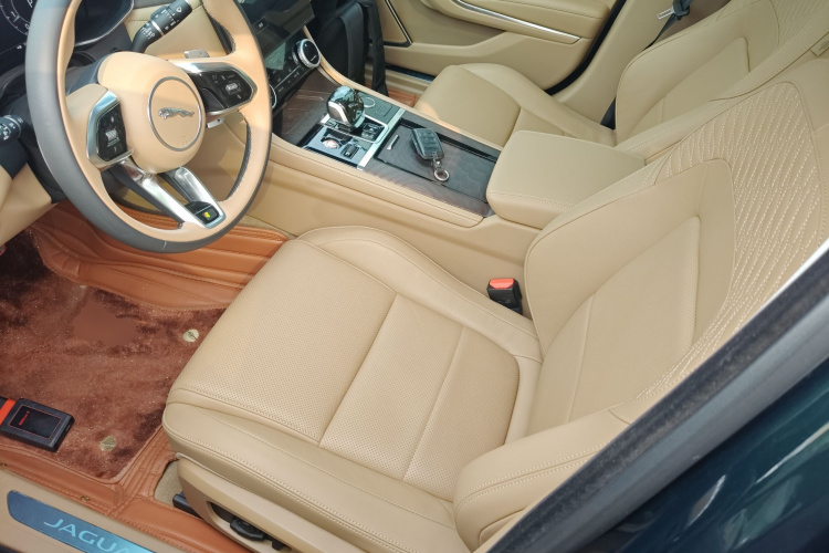 捷豹XFL 2024款 2.0T P250 两驱尊享豪华版中控内饰19