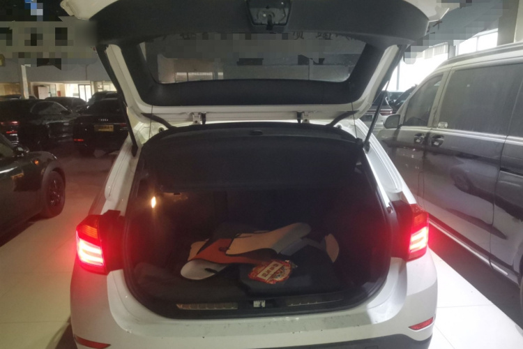 宝马X1 2014款 sDrive18i 领先型机舱底盘23