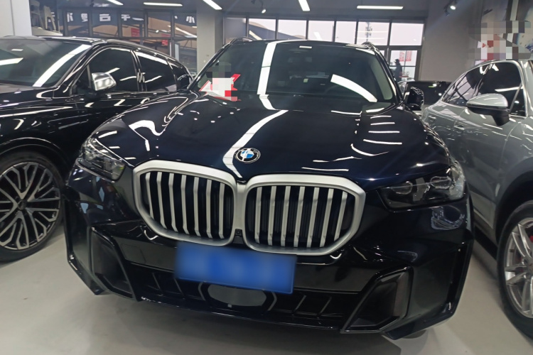 宝马X5 2025款 xDrive 30Li 尊享型M运动曜夜套装车身外观2