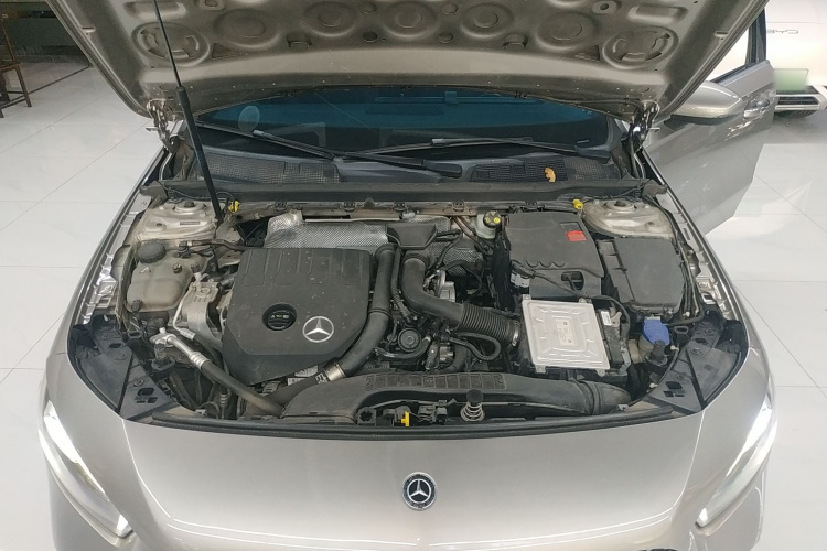 奔驰A级 2019款 A 200 L 运动轿车机舱底盘24