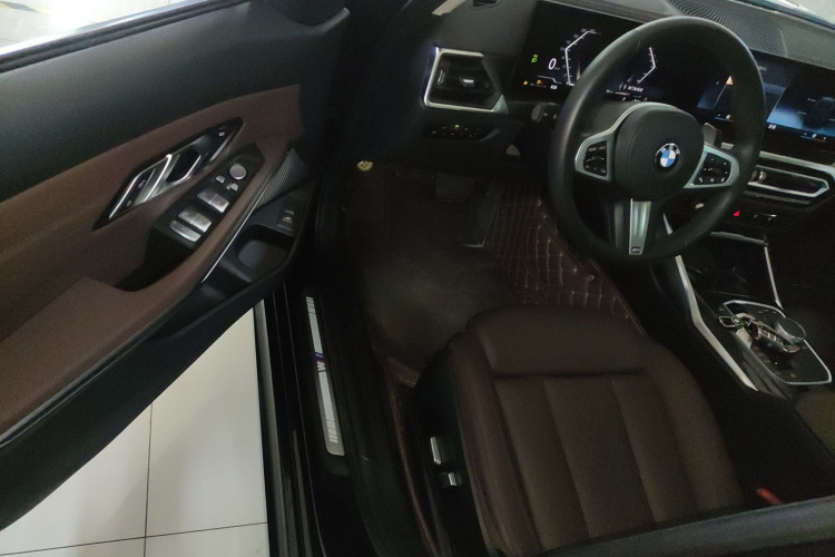 宝马3系 2023款 325Li M运动套装中控内饰7003