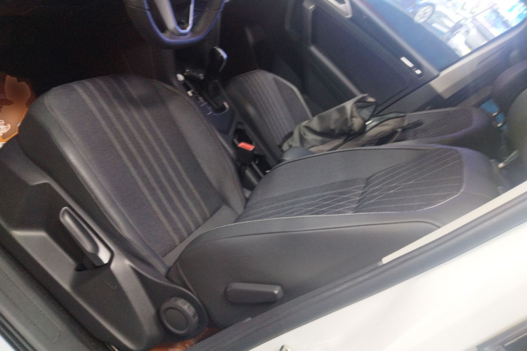 大众 途观L 2023款 330TSI 自动两驱舒享版中控内饰19