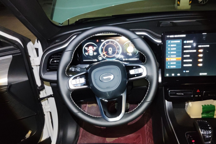 广汽传祺 传祺GS8 2025款 领航系列 2.0TGDI 两驱豪华版 5座中控内饰13