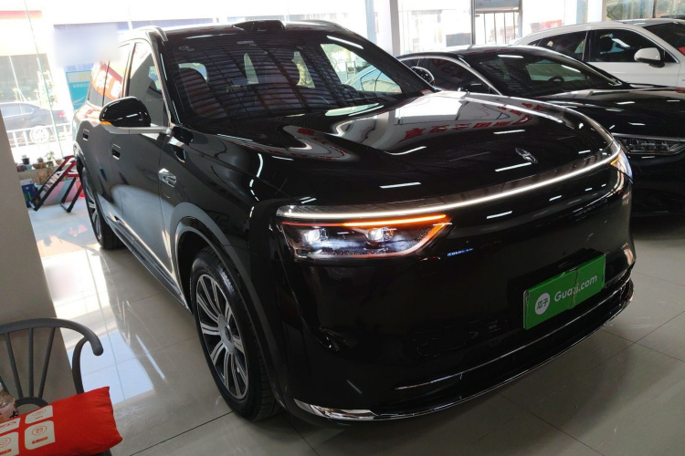 鸿蒙智行 问界M8 2025款 增程 Max版 37kWh 5座版车身外观3