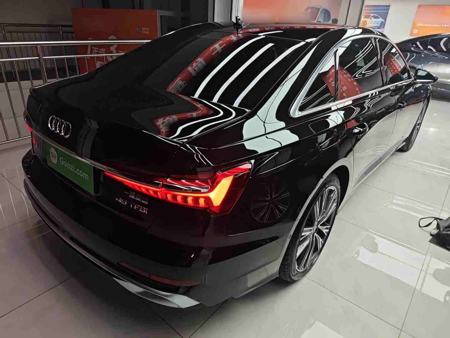 车辆右后45度外观展示