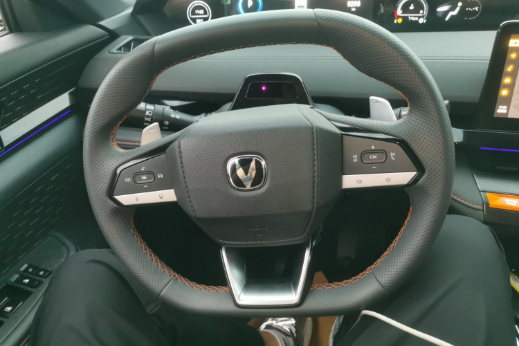 长安UNI-V 2023款 1.5T 尊贵型中控内饰13