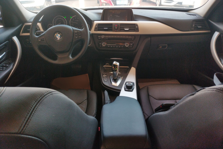 宝马3系 2015款 320i 时尚型中控内饰12