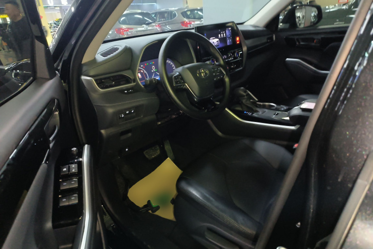 丰田 汉兰达 2024款 2.5L智能电混双擎两驱精英版 5座中控内饰20