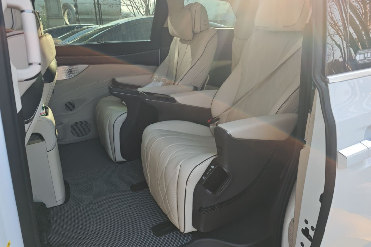 腾势D9 2024款 DM-i 970 豪华型中控内饰21