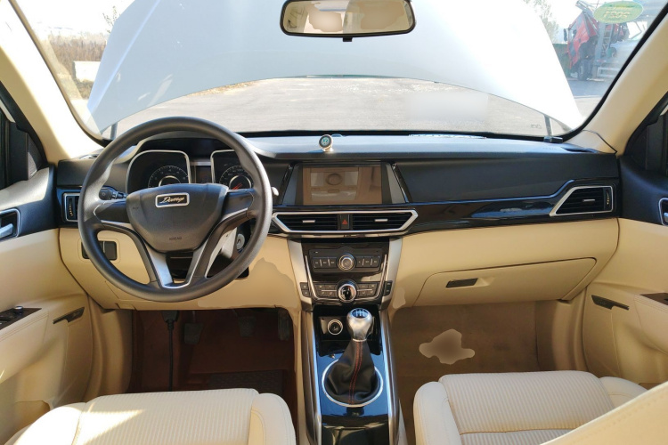 众泰 大迈X5 2017款 超值版 1.6L 手动时尚型中控内饰12