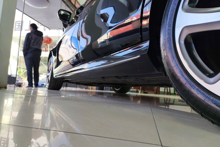 奔驰E级 2018款 E 200 L 运动型 4MATIC局部细节9002