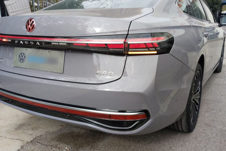 大众 帕萨特 2025款 Pro 380TSI 龙尊版车身外观9