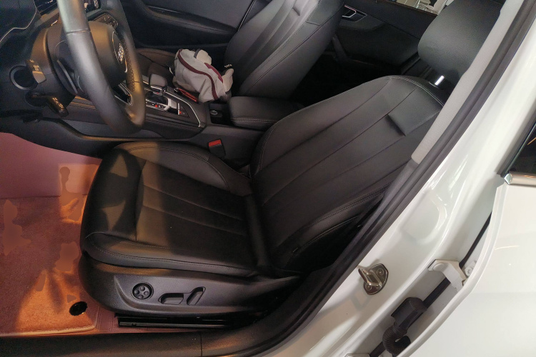 奥迪A4L 2022款 40 TFSI 豪华致雅型中控内饰19