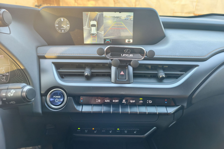 雷克萨斯UX新能源 2020款 300e 纯·悦版中控内饰7013