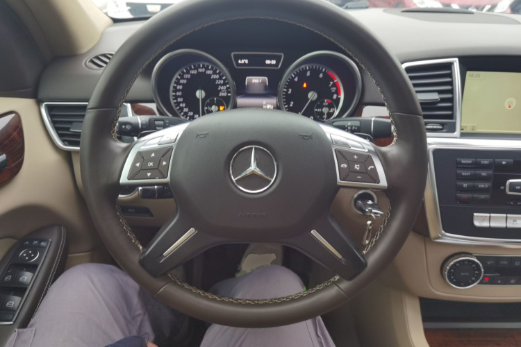 奔驰M级 2014款 ML 400 4MATIC动感型中控内饰13