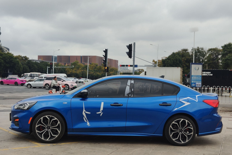 福特 福克斯 2021款 三厢 EcoBoost 180 自动ST Line车身外观6002