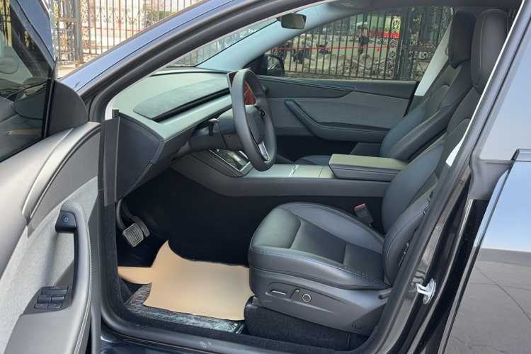 特斯拉 Model Y 2025款 后轮驱动 首发版中控内饰7001