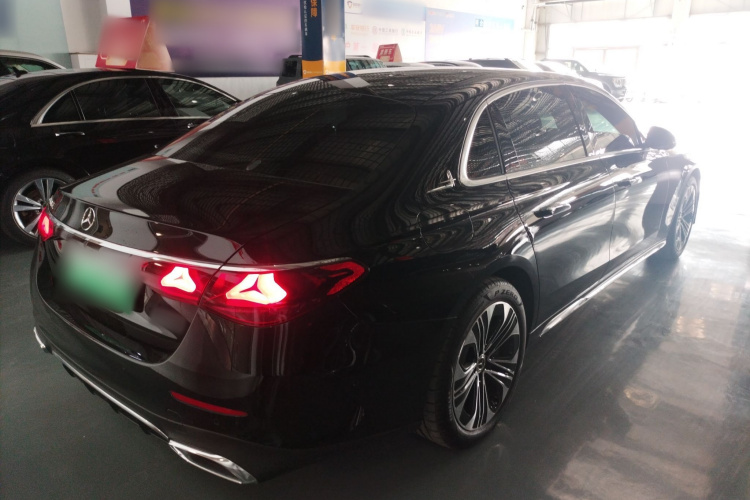 奔驰E级新能源 2024款 E 350 e L 插电式混合动力运动轿车车身外观7