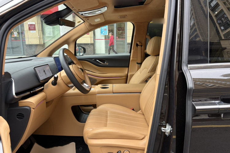 岚图汽车 岚图梦想家 2025款 PHEV 四驱旗舰鲲鹏版局部细节19