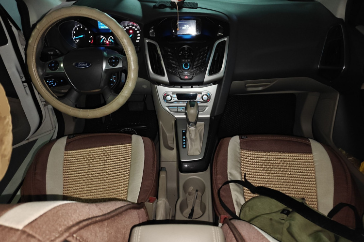 福特 福克斯 2012款 三厢 1.6L 自动风尚型中控内饰12