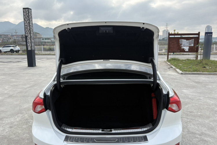 福特 福克斯 2019款 三厢 EcoBoost 180 自动锋潮型中控内饰7008