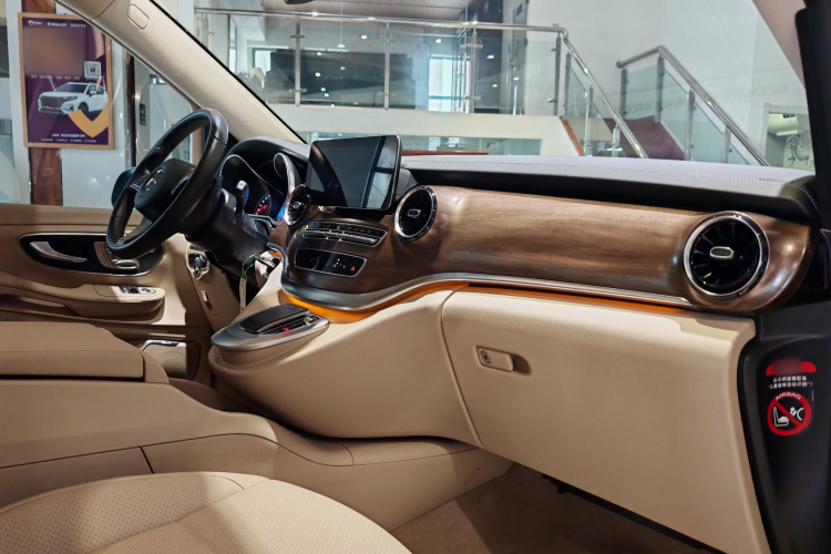 奔驰V级 2020款 V 260 L 长轴距豪华版中控内饰7004