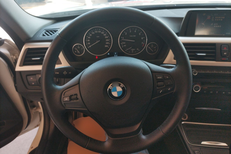 宝马3系 2015款 320i 时尚型中控内饰13