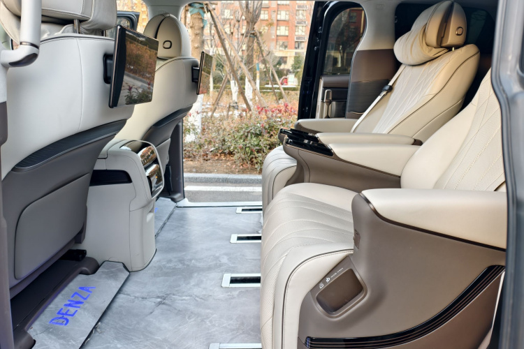 腾势D9 2022款 DM-i 970 四驱旗舰型中控内饰7003