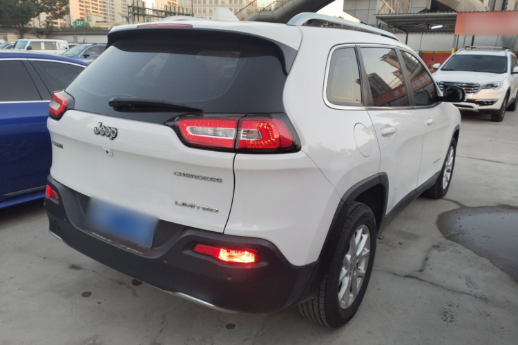 Jeep 自由光 2017款 2.0L 优越版车身外观7