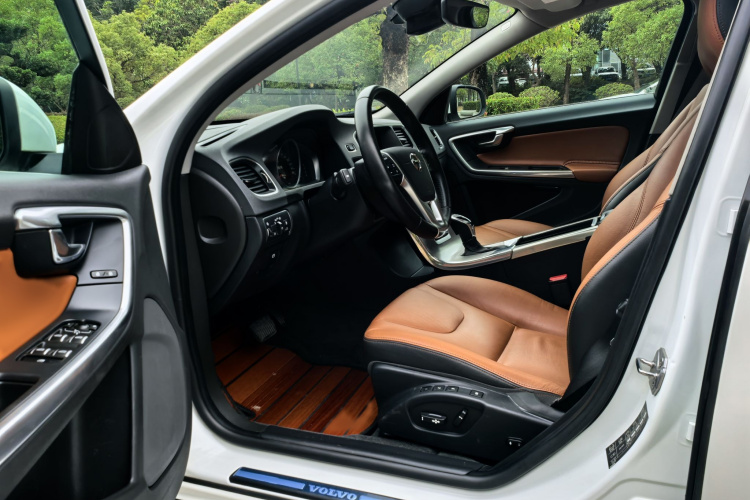 沃尔沃S60 2019款 S60L 改款 T5 智进进阶版中控内饰7002