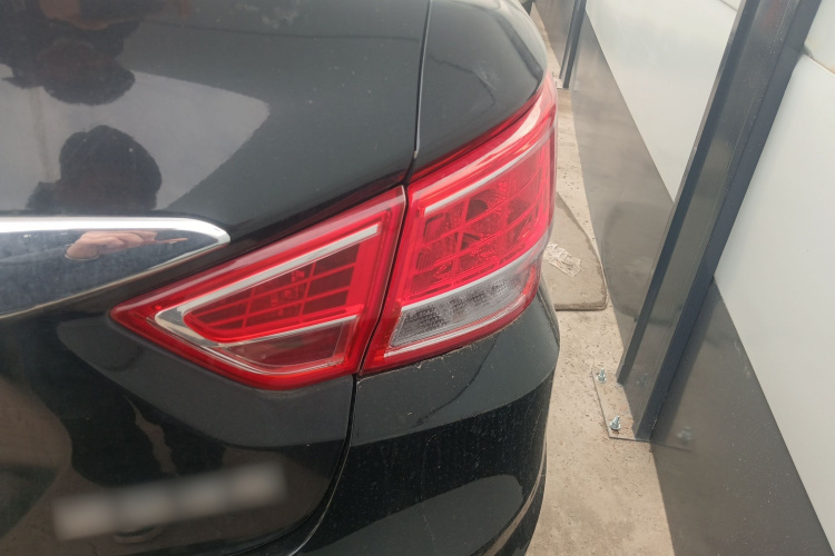 海马 福美来 2015款 1.6L 手动品尚型车身外观9