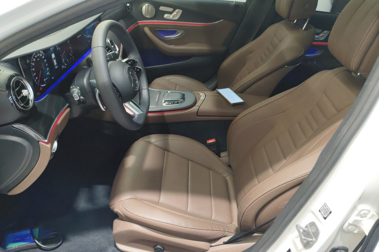 奔驰E级 2023款 E 300 L 运动豪华型中控内饰19