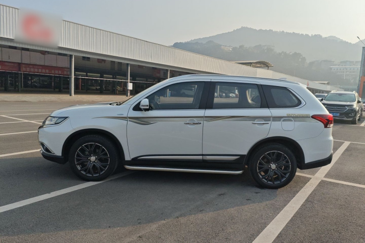 三菱 欧蓝德 2018款 2.4L 四驱豪华版 7座车身外观4