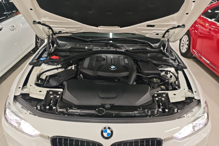 宝马3系 2019款 320i M运动曜夜版机舱底盘24