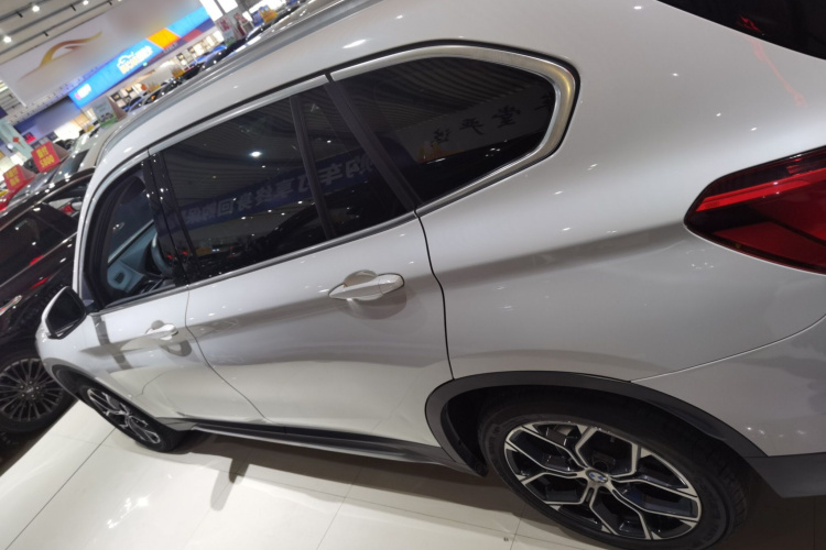 宝马X1 2020款 sDrive20Li 尊享型车身外观4
