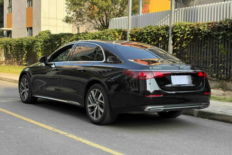 奔驰E级 2025款 E 300 L 时尚型车身外观6005