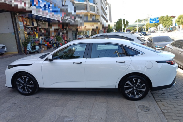 长安 逸动 2024款 1.5T GDI自动 旗舰型车身外观4