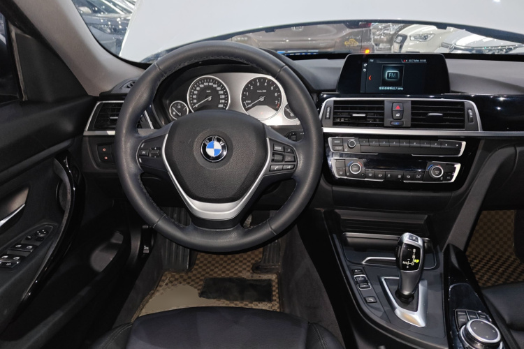 宝马3系GT 2019款 320i 时尚型中控内饰13