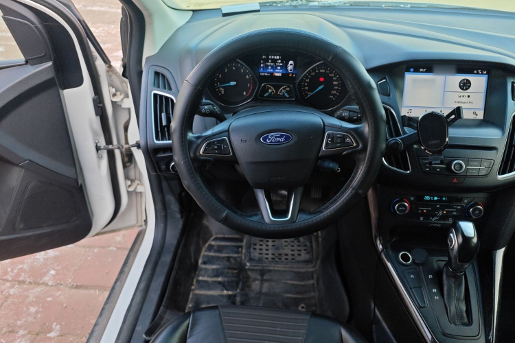 福特 福克斯 2017款 两厢 EcoBoost 180 自动精英型中控内饰13