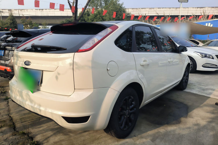 福特 福克斯 2013款 两厢经典 1.8L 自动基本型车身外观7
