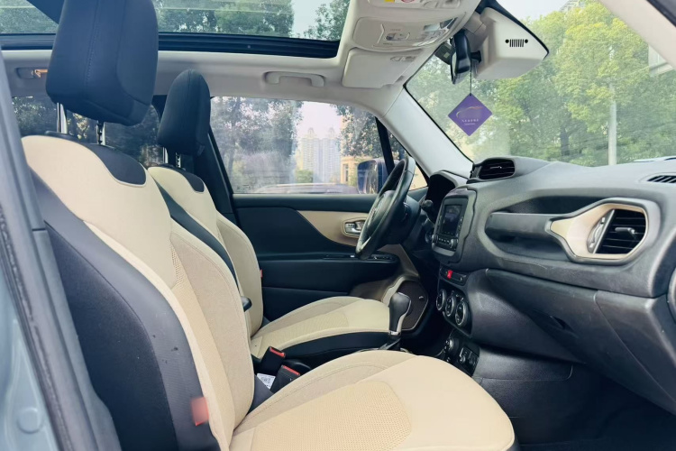 Jeep 自由侠 2016款 2.0L 自动四驱75周年致敬版中控内饰7006