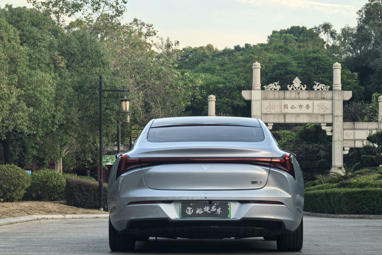 哪吒汽车 哪吒S 2022款 纯电 715km 后驱中版车身外观6005