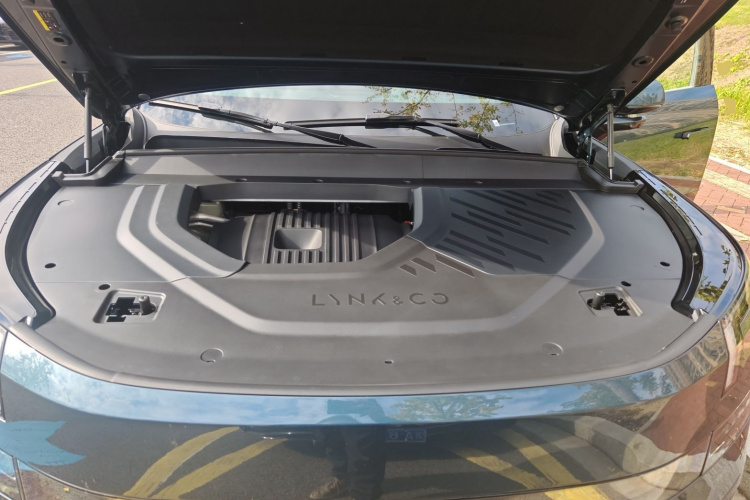 领克900 2025款 2.0T Ultra机舱底盘24